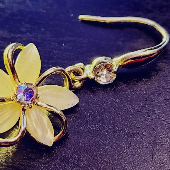 Brand New Exquisite Opal Dripping Flower Earrings - Picture 4 of 8